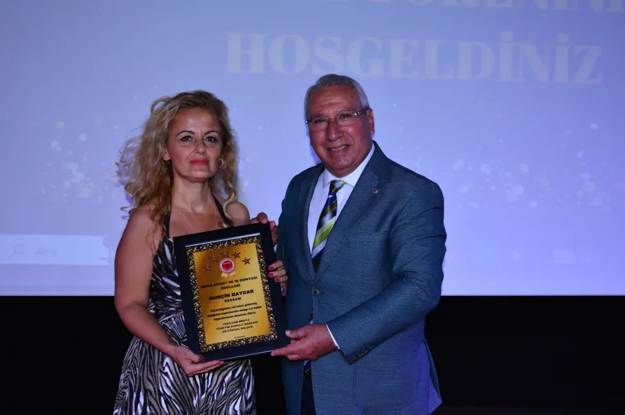 MODA, SANAT VE İŞ DÜNYASI ÖDÜL TÖRENİNDE RESSAM BURÇİN BAYDAR’A ÖDÜL