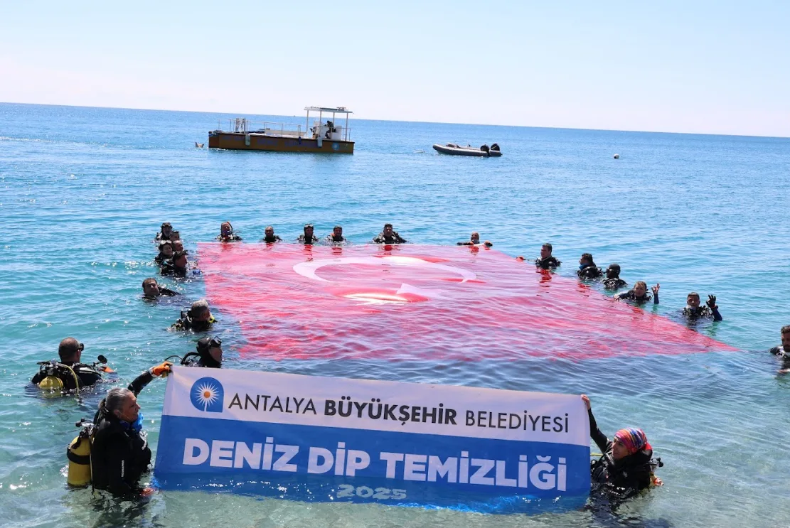 Konyaaltı Sahili'nde deniz dibi temizliği yapıldı