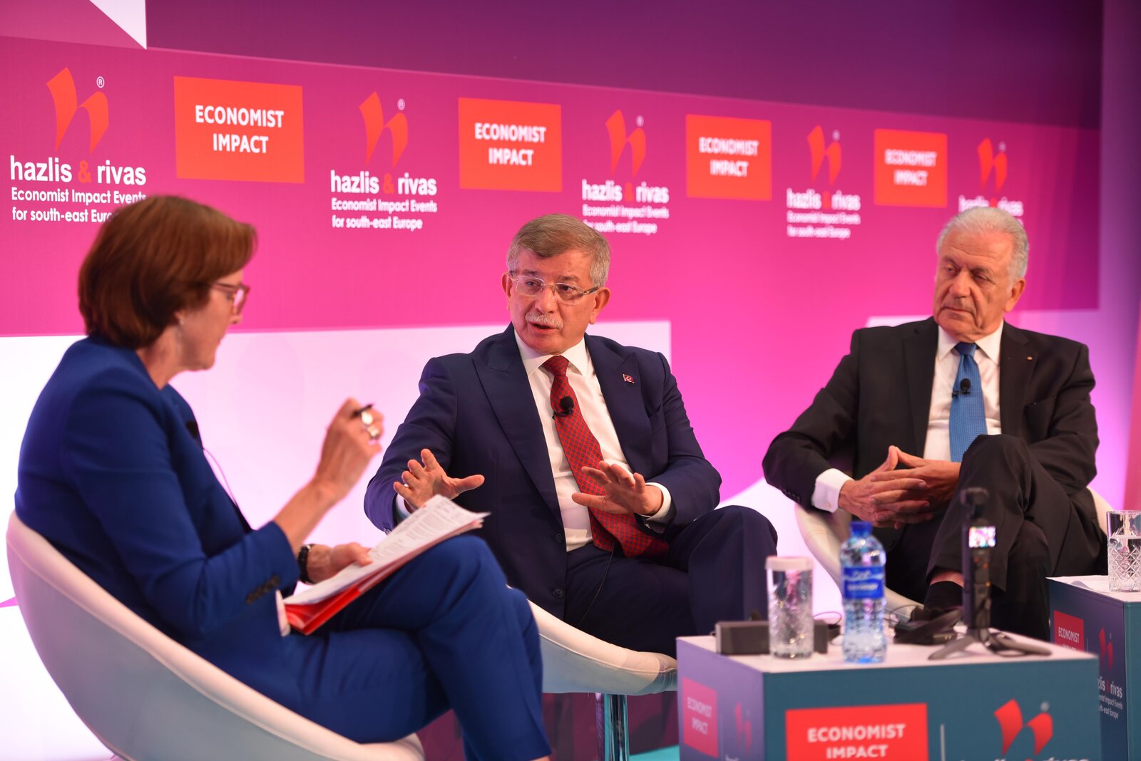 Davutoğlu  "Gazze, İsrailliler ile Filistinliler arasında bir sorun değil; insani bir krizdir!