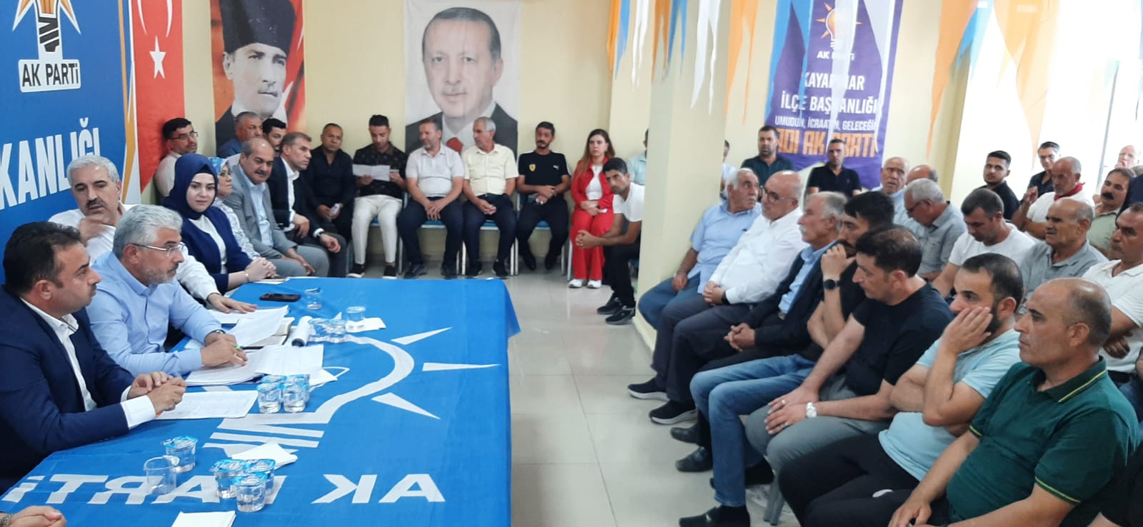 AK PARTİ'DE "KAPI KAPI GEZİP TERÖRSÜZ TÜRKİYE'Yİ ANLATIN" ALARMI