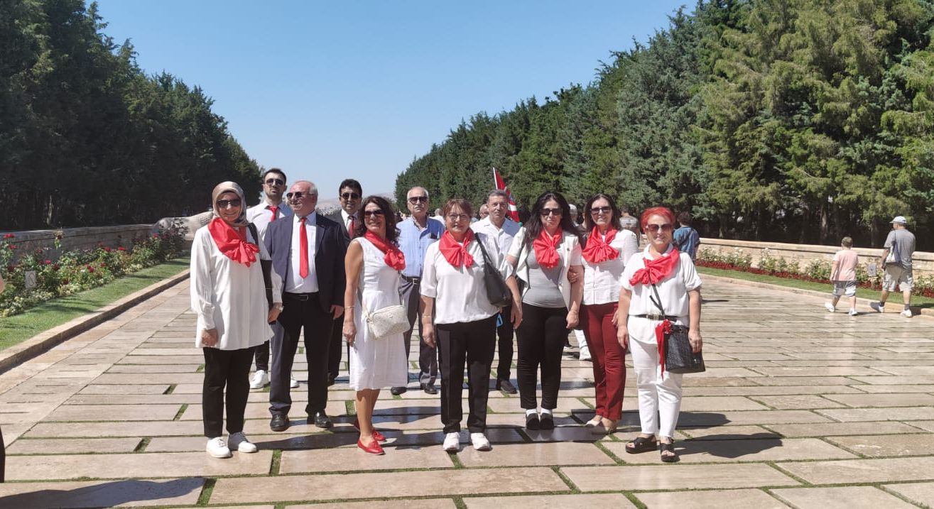 ANADOLU ÇINARLARI PARTİ TEMSİLCİLERİ ANITKABİR'DE ATA'NIN HUZURUNA ÇIKTI