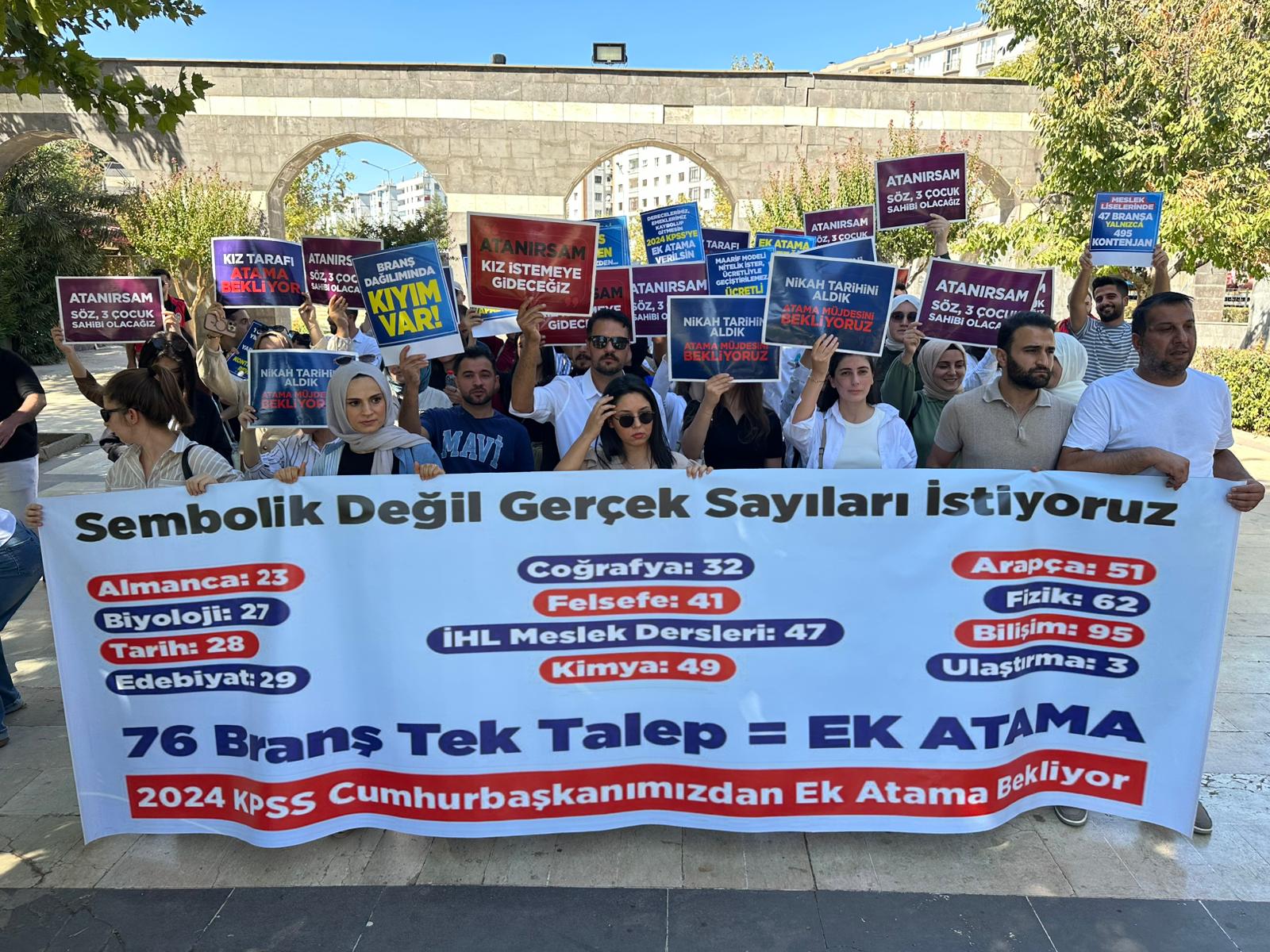 DİYARBAKIR'DA ATANAMAYAN ÖĞRETMENLER EYLEM YAPTI, MEMUR SEN DESTEK VERDİ