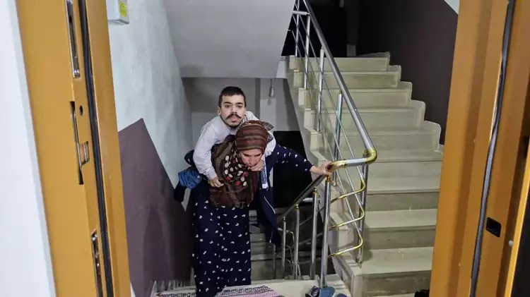 Bismil Belediyesi’nden Çifte Standart: 30 Yıllık Sorun Çözüldü, Engelli Ailenin Asansör Talebi 1 Yıldır Hâlâ Karşılanmadı