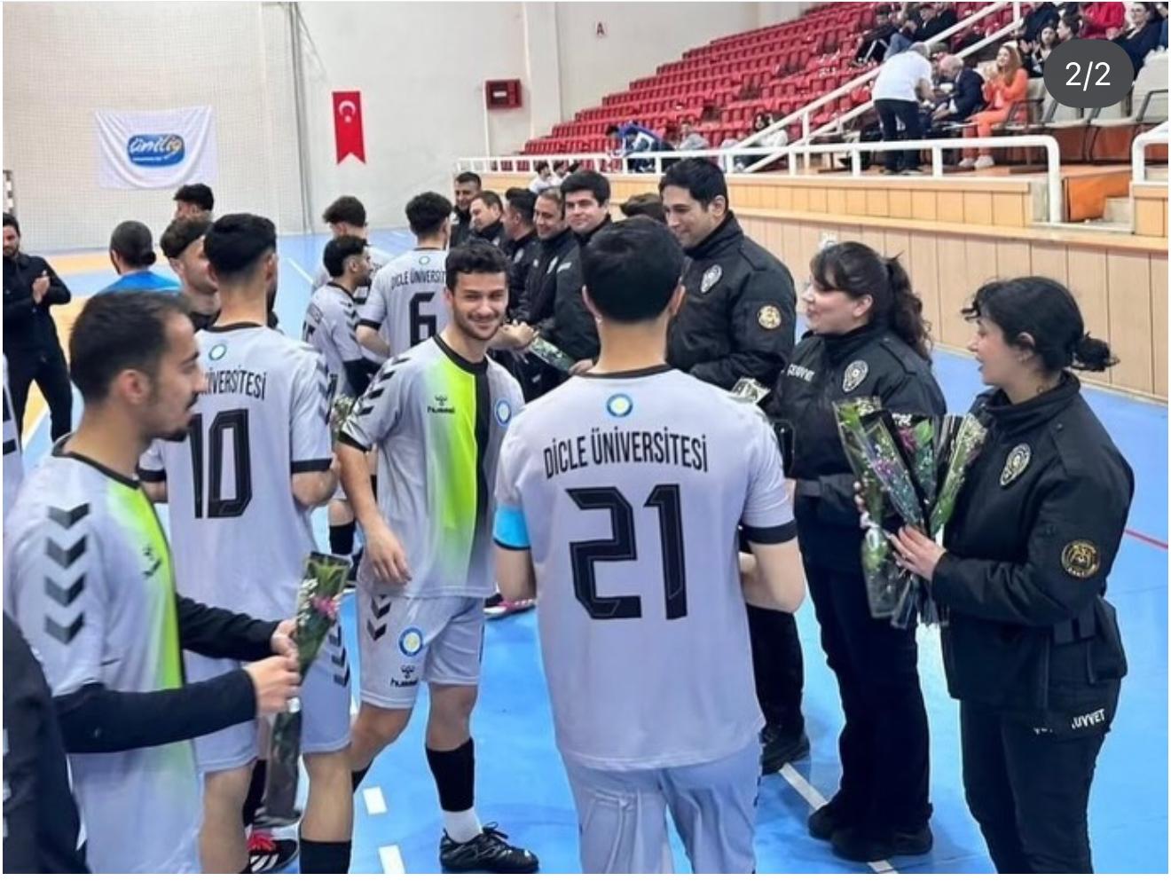 ÜNİVERSİTELİ SPORCULARDAN POLİSLERİ DUYGULANDIRAN JEST