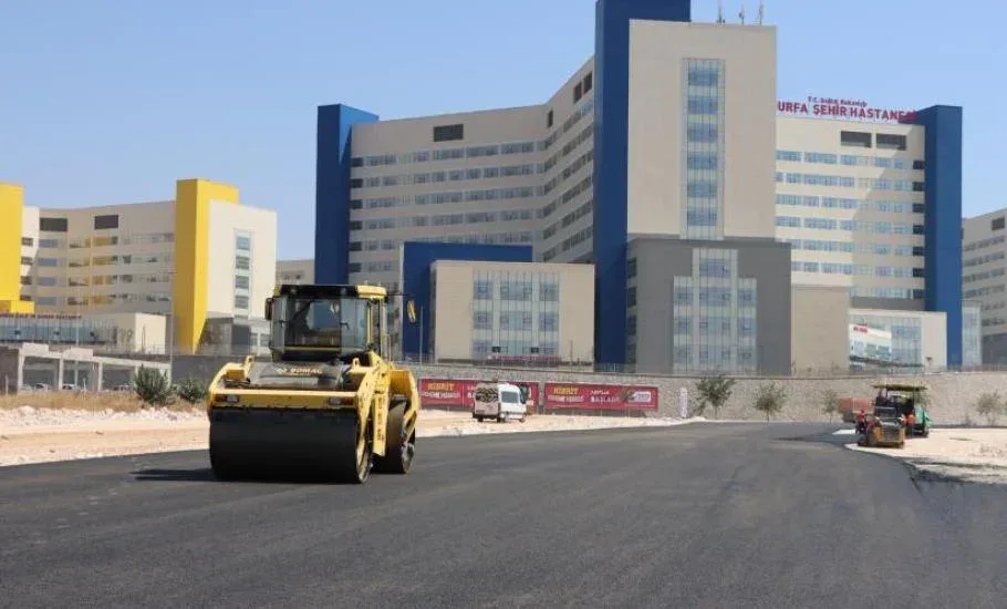 Şanlıurfa şehir hastanesi yolunda asfalt serimi başladı