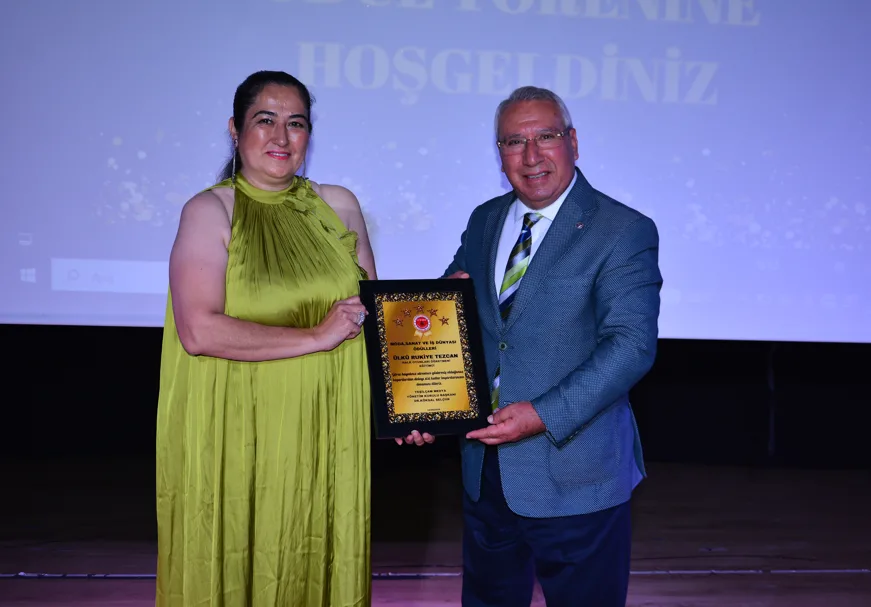 MODA, SANAT VE İŞ DÜNYASI ÖDÜL TÖRENİNDE ÜLKÜ RUKİYE TEZCAN’A ÖDÜL